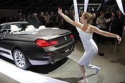 Tänzerinnen von Human Kinetics enthüllen in einer beeindruckenden Tanzperformance das neue Fahrzeug (©Foto. Martin Schmitz)